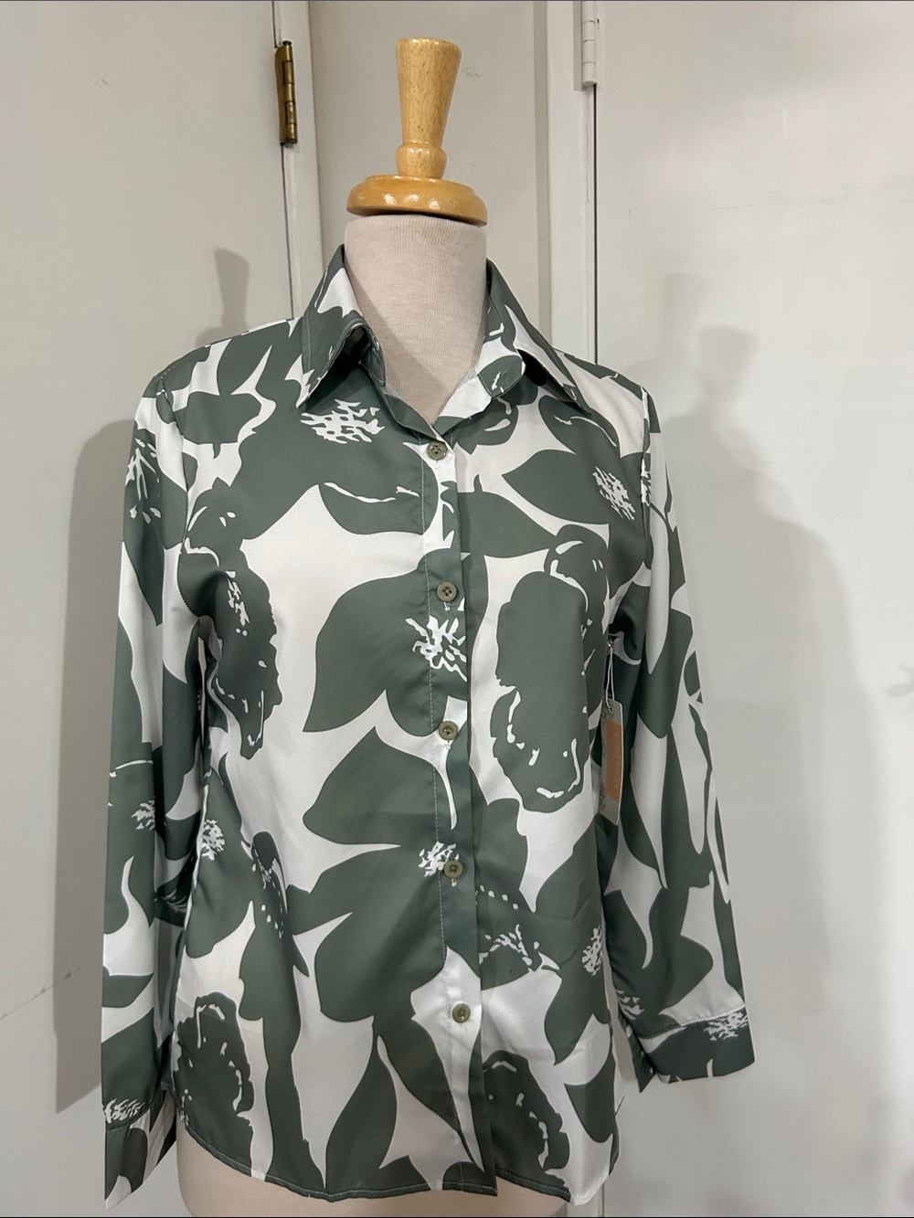 Women's Green and White Floral Button-Front Blouse